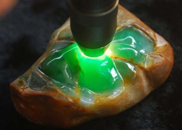 翡翠珠宝项链鉴宝买翡翠时，你做过这5种傻事吗？正确的做法应该是什么？   第1张