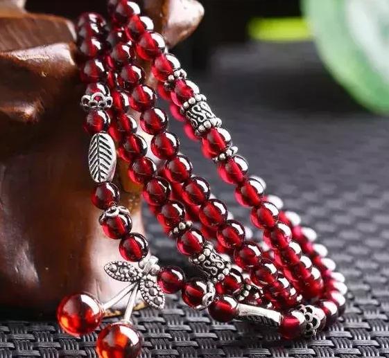 翡翠原石做什么好石榴石戴法有讲究，戴对了才是“女人石”,戴错了可就害人了！  第1张