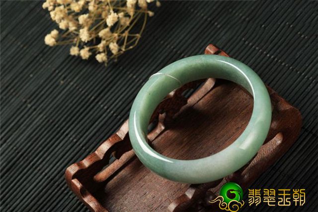 翡翠颜色鉴定方法冰油种翡翠镯子值得购买吗？如何保养冰油种翡翠镯子？   第2张