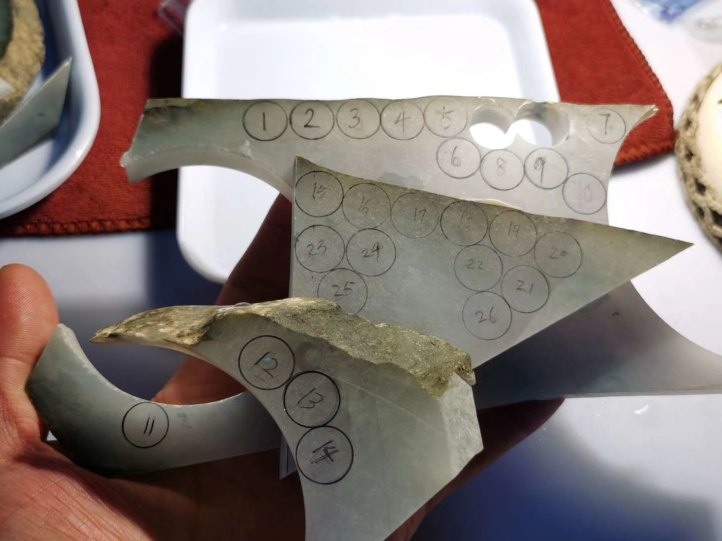 翡翠紫罗兰戒指镶嵌一条造型最简单不过的翡翠项链，为何能价值上亿元？  第5张