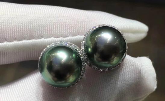 翡翠a货吊坠500元贵吗戴珍珠首饰很漂亮，消费者该如何选购大溪地黑珍珠呢？  第3张