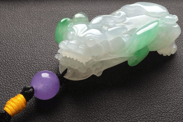 一万的翡翠手镯图片翡翠貔貅配什么挂绳好？搭配协调可以为翡翠加分(图文)   第2张