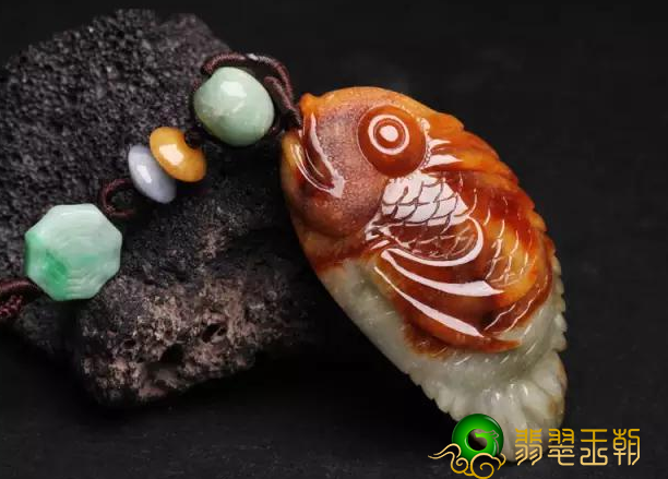 青色底翡翠手镯遵照3个规律性、6个关键点的手工雕刻设计方案，才可以制做出好著作，你都了解吗？   第2张