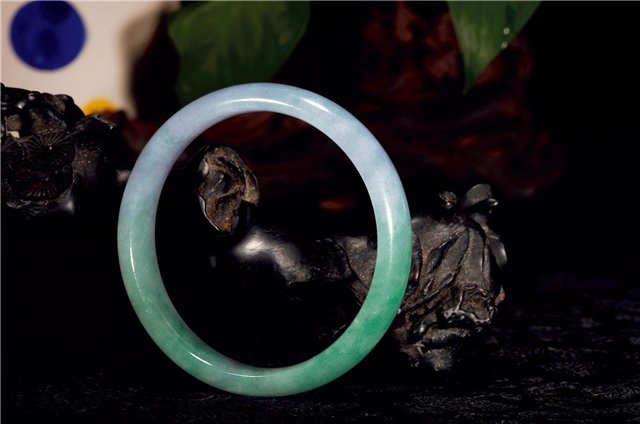 翡翠冰种会增值吗年龄大的老人戴和田还是翡翠手镯？据说要这样选！   第3张