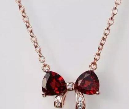 翡翠原石做什么好石榴石戴法有讲究，戴对了才是“女人石”,戴错了可就害人了！  第3张