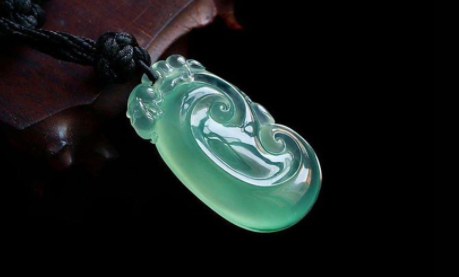 翡翠手镯有络纹不知道怎么变现手中的翡翠？有6大渠道可以选择  第4张