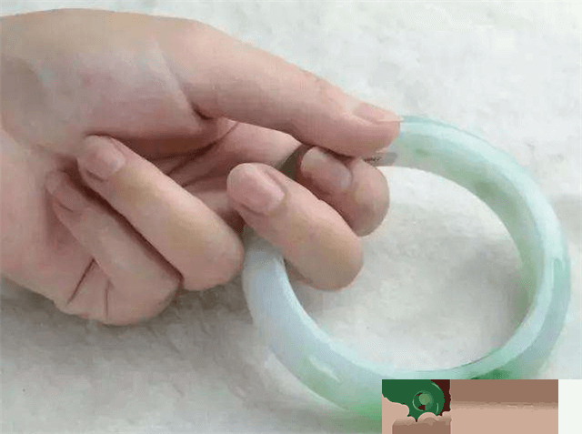 黄翡翡翠价格翡翠手镯价钱如何计算？选择时万一错手粉碎该怎么办？   第2张