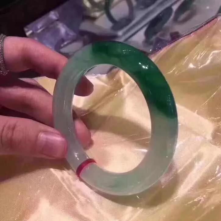 福袋翡翠吊坠凭什么翡翠手镯带一点色就价格倍增？  第6张