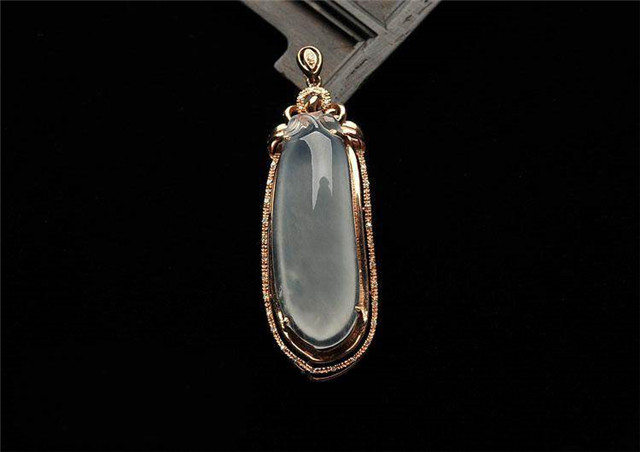 翡翠手镯怕手汗吗冰种翡翠适合女性佩戴吗？冰种翡翠挂件就不错！   第1张