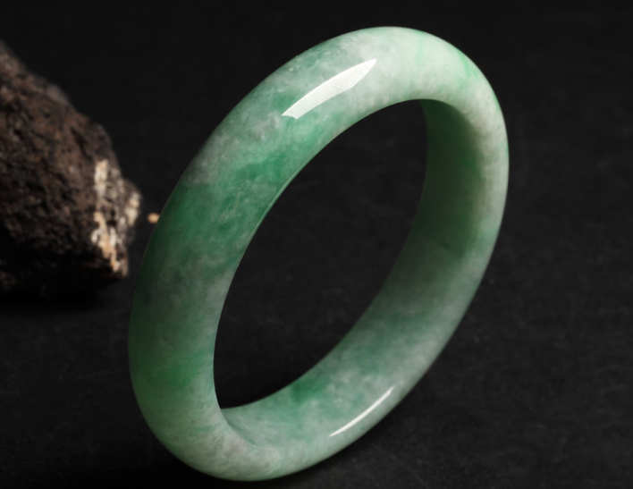 爱玉成痴，收藏了130条翡翠手镯，竟都不值钱？真相是……   第2张