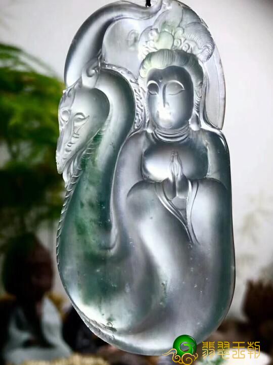 卡地亚款翡翠戒指图片翡翠手工雕刻贵吗？手工雕刻越繁杂翡翠就越有价值吗？   第1张