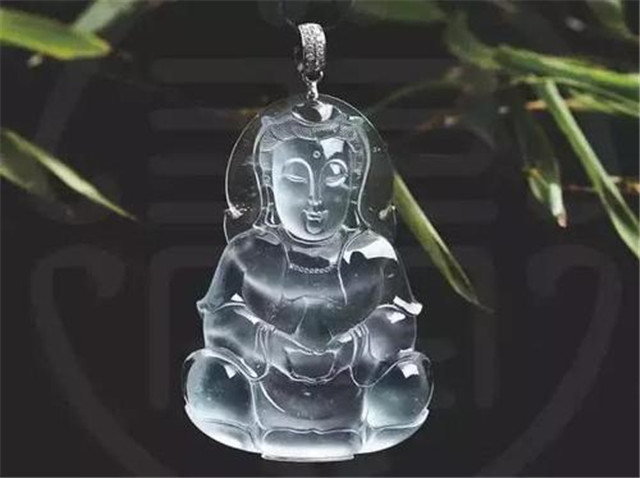 翡翠三彩手镯佩戴翡翠观音吊坠的禁忌是什么？千万不能戴错！   第1张