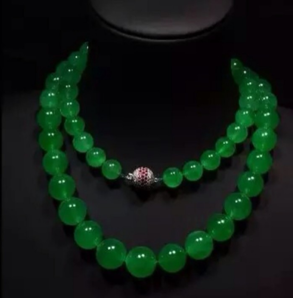 翡翠绿色等级 晴水绿虽说翡翠以绿为贵，但真不是越浓越好  第2张