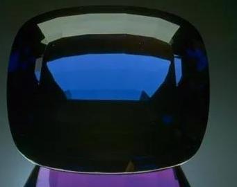 翡翠手镯的宽厚彩色宝石的历史文化之坦桑石  第4张