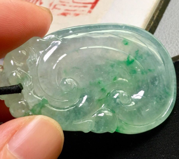 2021翡翠价格表，飘花翡翠一定比无飘花翡翠贵吗？这可不一定  第2张