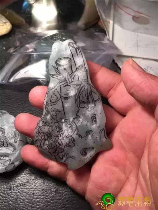 翡翠手镯 亮晶晶的每个人都要想翡翠冰种，实际上冰糯种也很漂亮，看一下这两块料子就了解   第6张