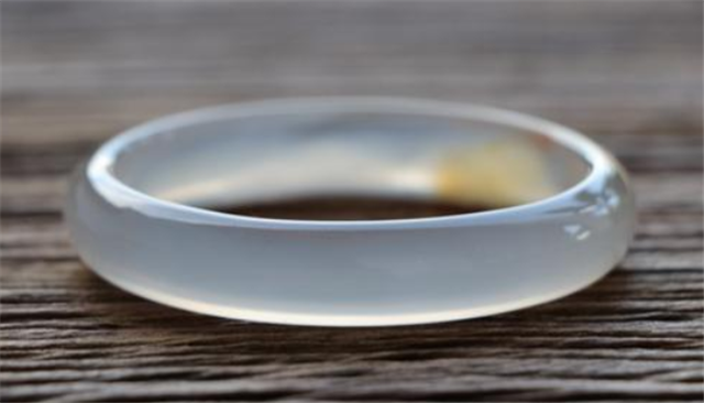 翡翠手镯圆条和扁条哪个更好？我们如何挑选到合适的翡翠手镯？   第4张