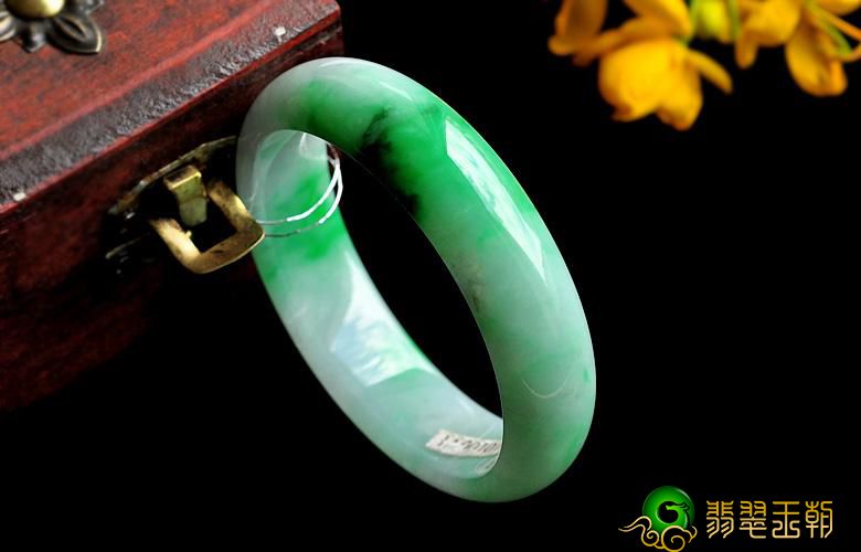 墨翠翡翠貔貅怎么挑选白翡翠手镯价格你清楚吗？怎样购买白翡翠镯子？   第3张