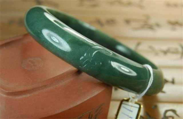 翡翠原石那里有卖的雕花手镯一般会有瑕疵吗？它的价值高不高？(图文)   第4张