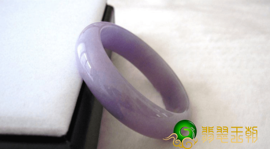 要想买一款尤其的翡翠镯子吗？快讨论一下浅紫色翡翠手镯价格表！   第2张