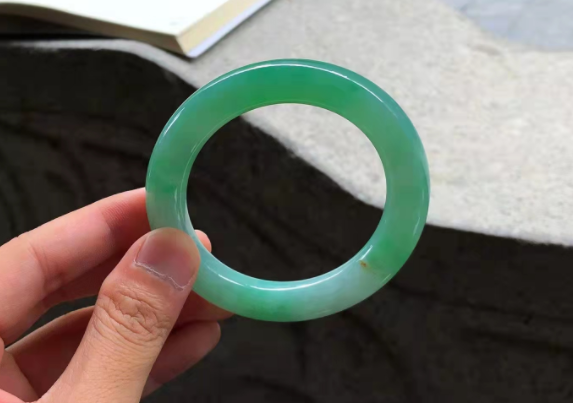 翡翠价格多少钱？选翡翠手镯a货又怎么鉴定真假？  第2张