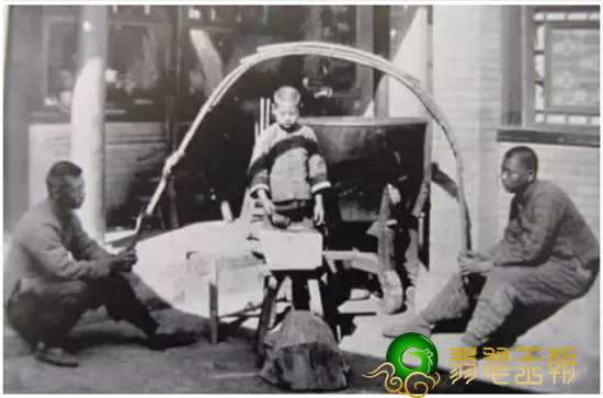 翡翠原石加工手镯工费多少难得一见的玉石雕刻工作人员旧照片   第2张