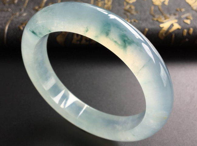 高冰种翡翠原石图片六百元的翡翠怎么升值成六万元？真相是……   第1张