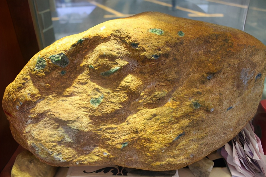 起步过万，张口千万，好料依旧难求，翡翠原石的价格为何越来越贵  第2张