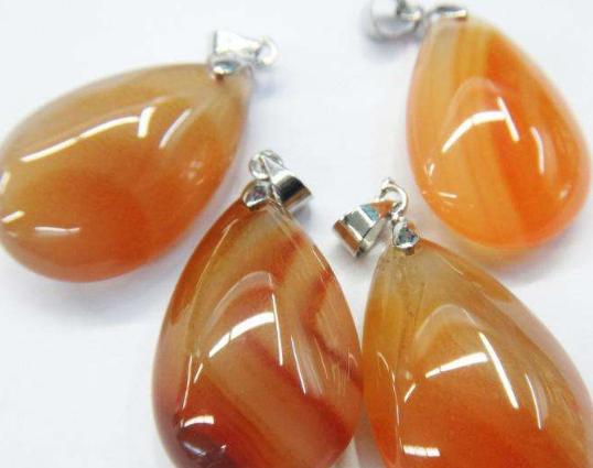 带春彩翡翠手镯红玛瑙真假图片对比 如何鉴别红玛瑙