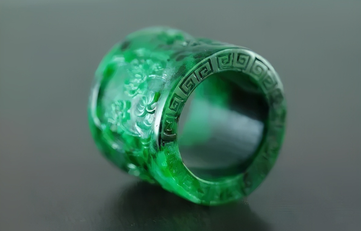 独具文化底蕴的老翡翠摆件，将玉雕发挥到极致，百年传承罕见独特  第3张