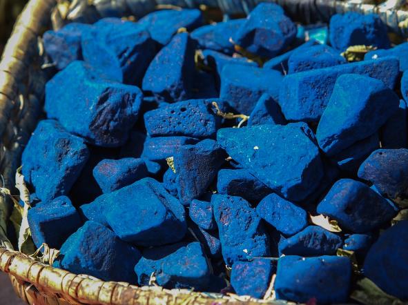 翡翠手镯有黑花图片皇家蓝、矢车菊蓝、暮光蓝、孔雀蓝，哪种蓝宝石更贵？  第15张