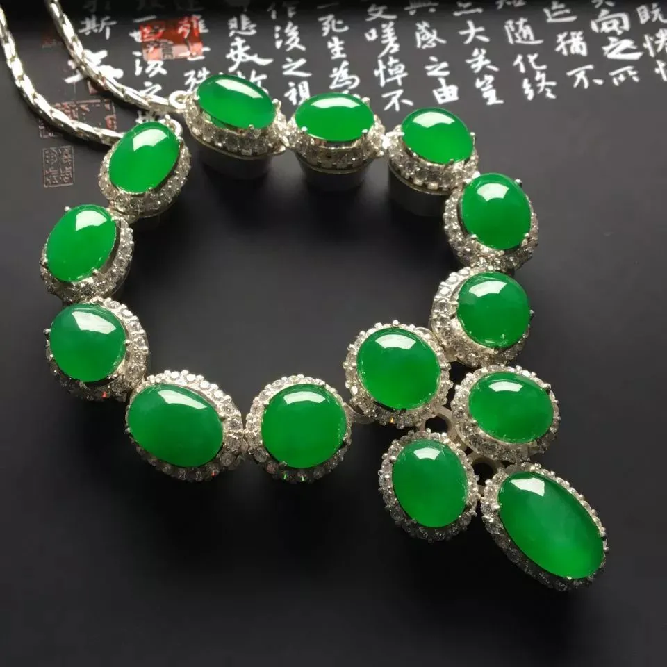 a货翡翠冰种手镯在翡翠市场上，我们经常会看到一个奇怪的现象  第3张