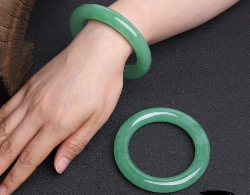 不同价格的翡翠玉手镯，差别竟然这样大！  第9张