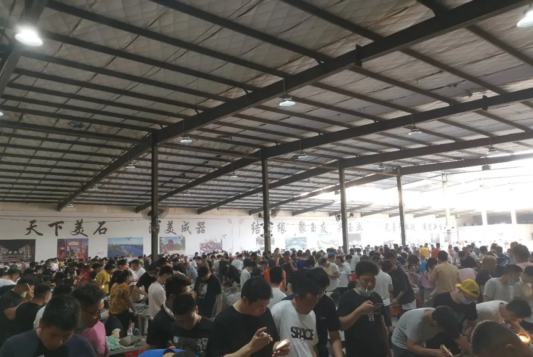 起步过万，张口千万，好料依旧难求，翡翠原石的价格为何越来越贵  第8张