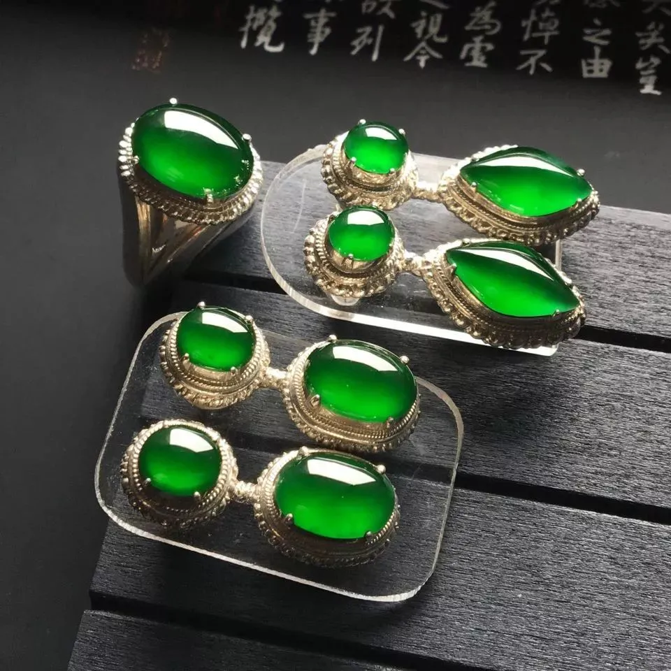 a货翡翠冰种手镯在翡翠市场上，我们经常会看到一个奇怪的现象  第1张