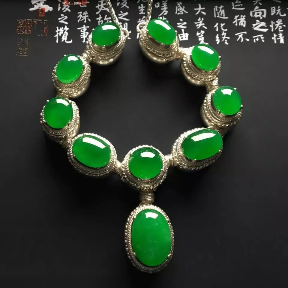 a货翡翠冰种手镯在翡翠市场上，我们经常会看到一个奇怪的现象  第2张