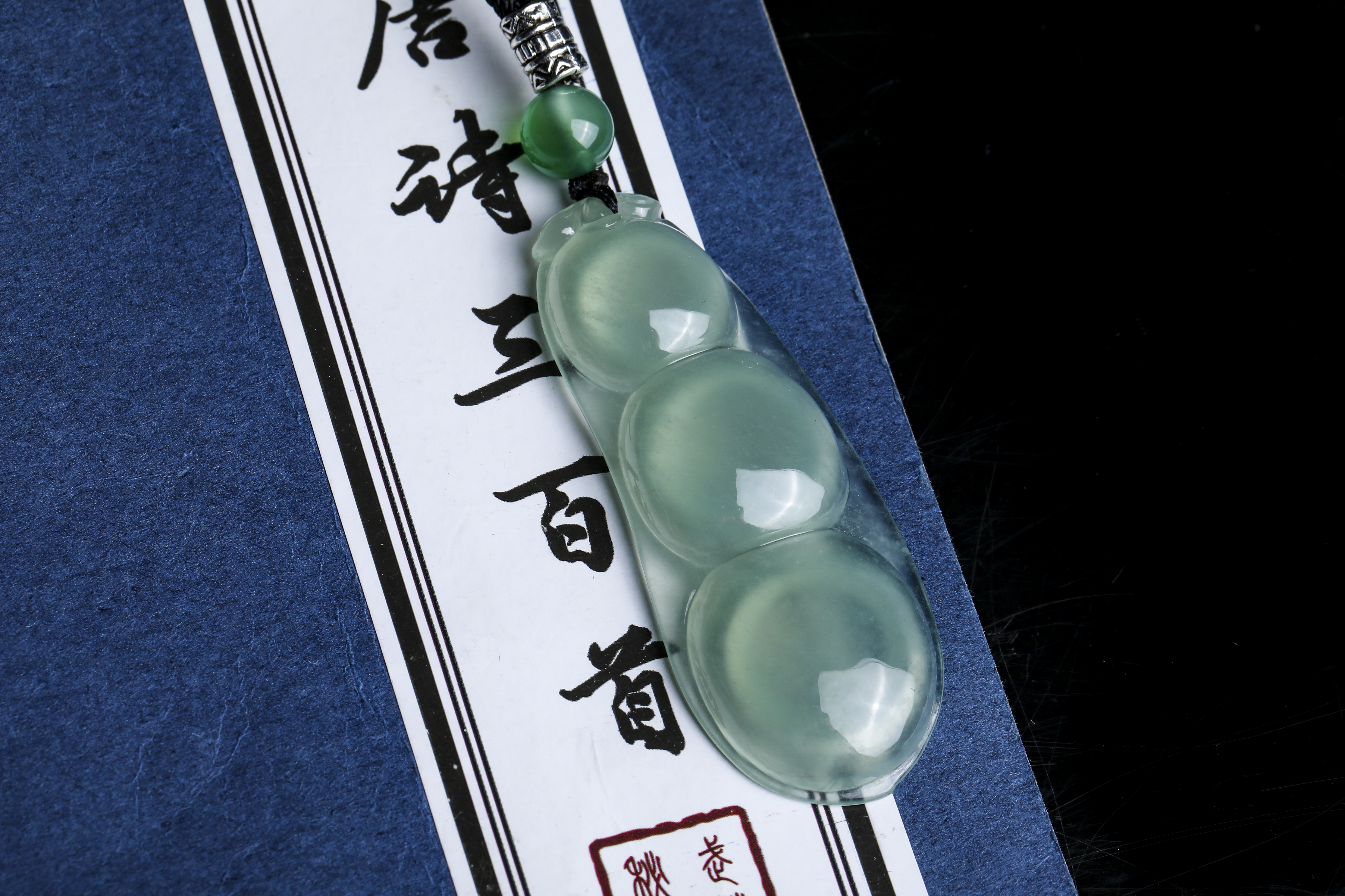 灰色翡翠手镯图片女孩想明白这几点，也就明白翡翠的收藏价值了  第2张