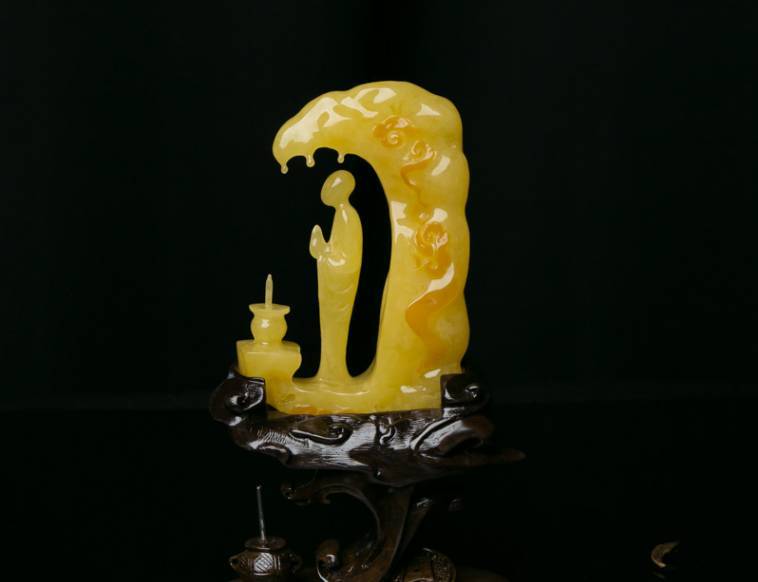 翡翠龙吊坠世界上最贵的三种蜜蜡  第1张