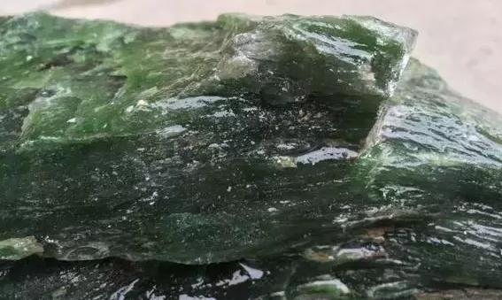 玫瑰金镶翡翠戒指图片为什么说这种碧玉价值很高  第11张