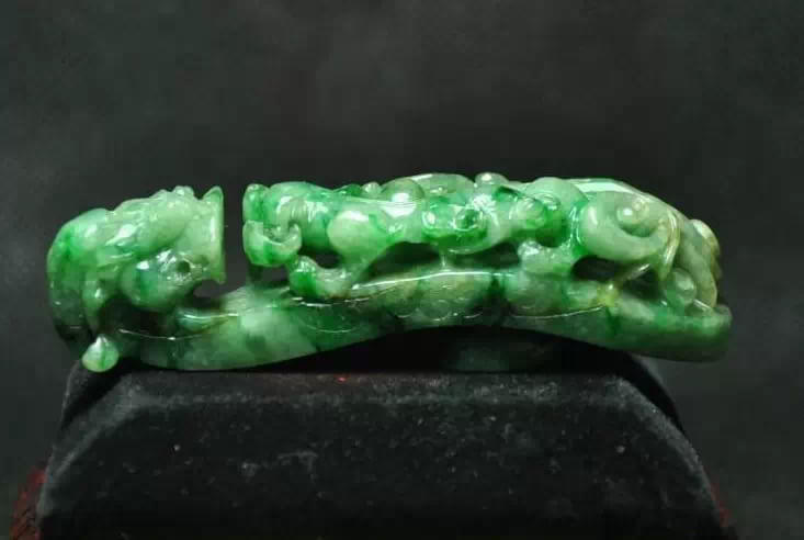 独具文化底蕴的老翡翠摆件，将玉雕发挥到极致，百年传承罕见独特  第2张