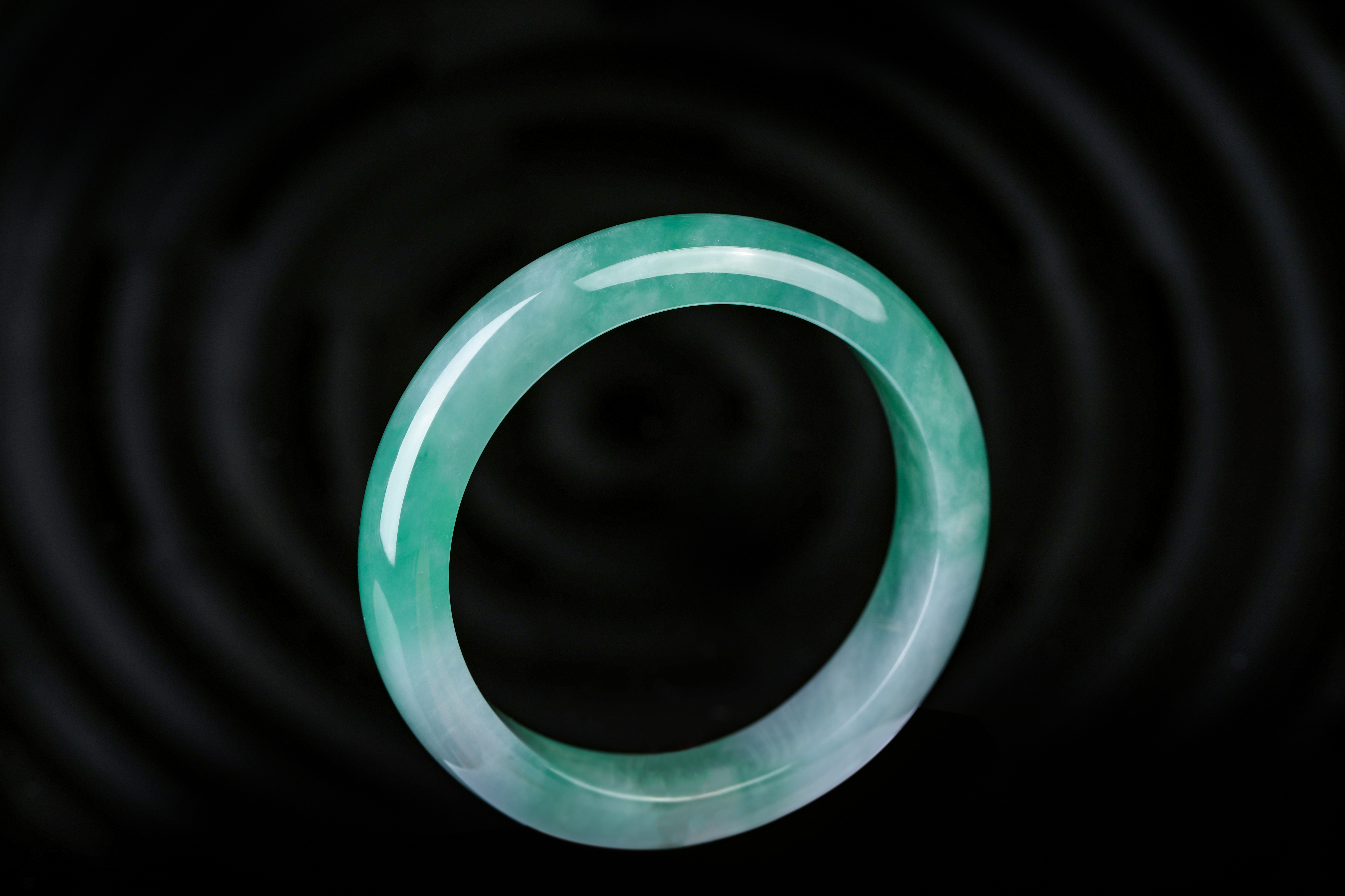 冰黄翡翠价格翡翠价格都是炒作？了解这7点，你才能重新认识翡翠的价值  第2张