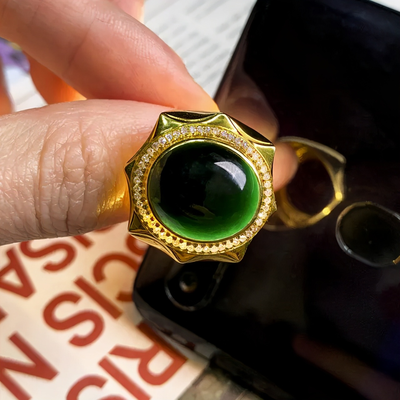 北京翡翠鉴定真伪收费墨翠看上去一片漆黑，就不能用种、水、色来评价它了吗？  第6张