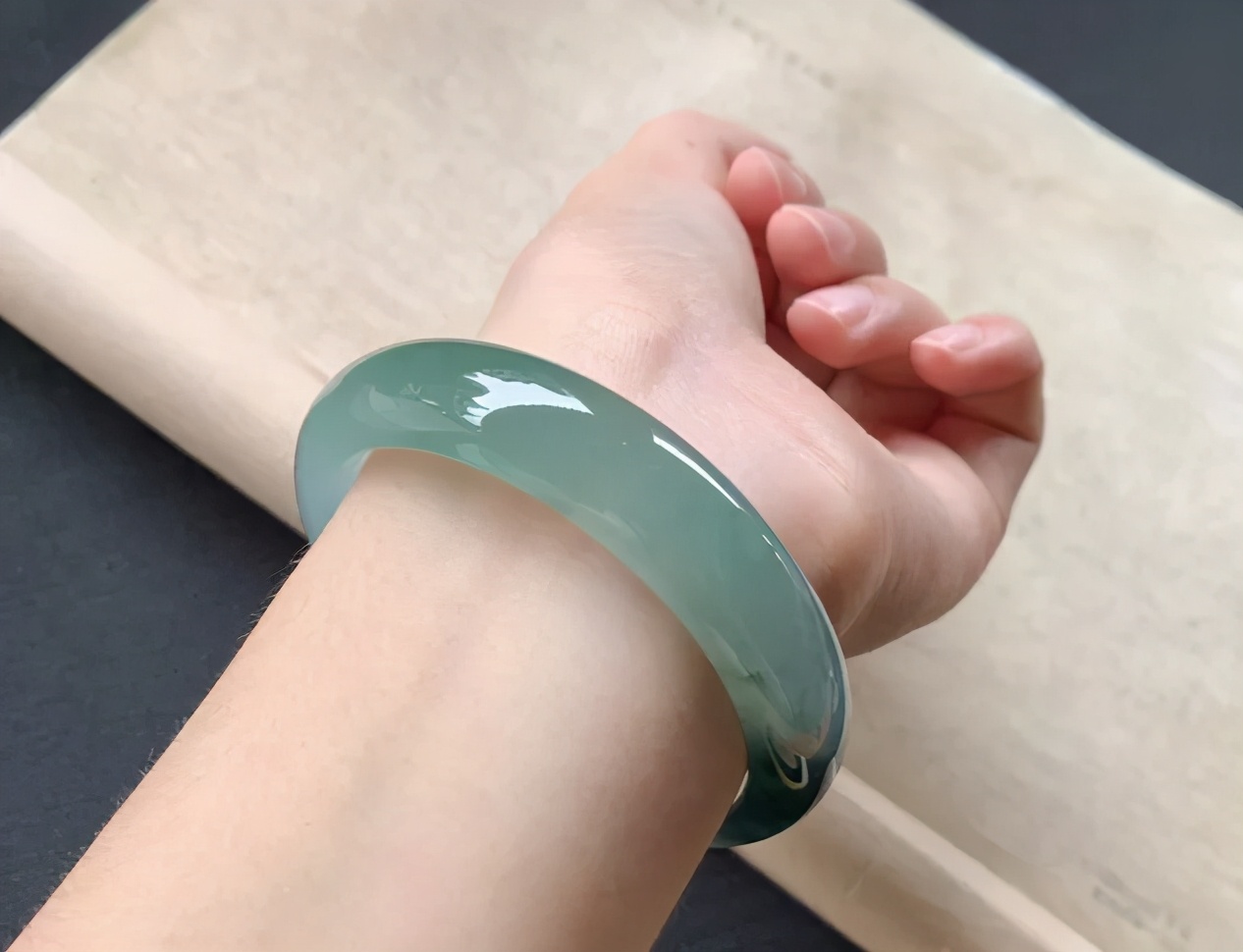 a货翡翠手镯怎么易碎长得像冰一样？什么样的翡翠竟然这么神奇？  第7张