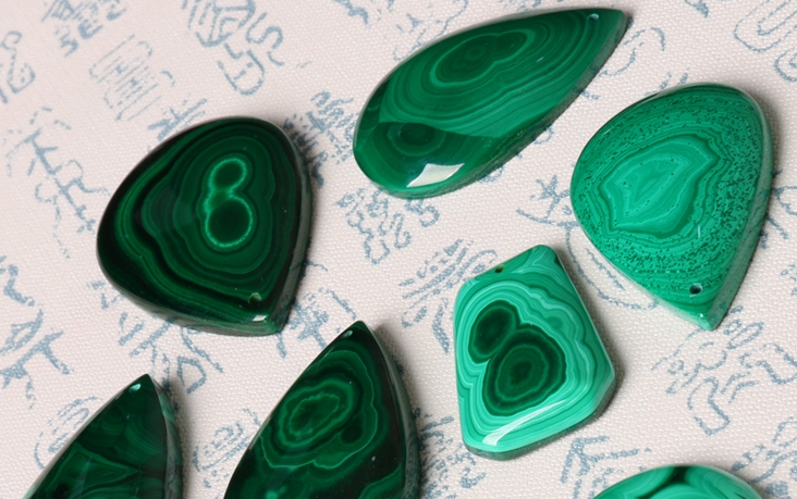 孔雀石是一种娇贵又漂亮的宝石，你了解它吗？  第3张