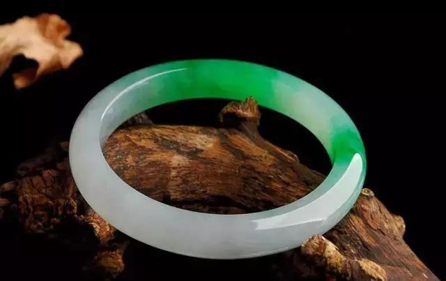 翡翠不仅是外观的享受，还蕴含着哲理，从翡翠中折射出人生百态  第4张