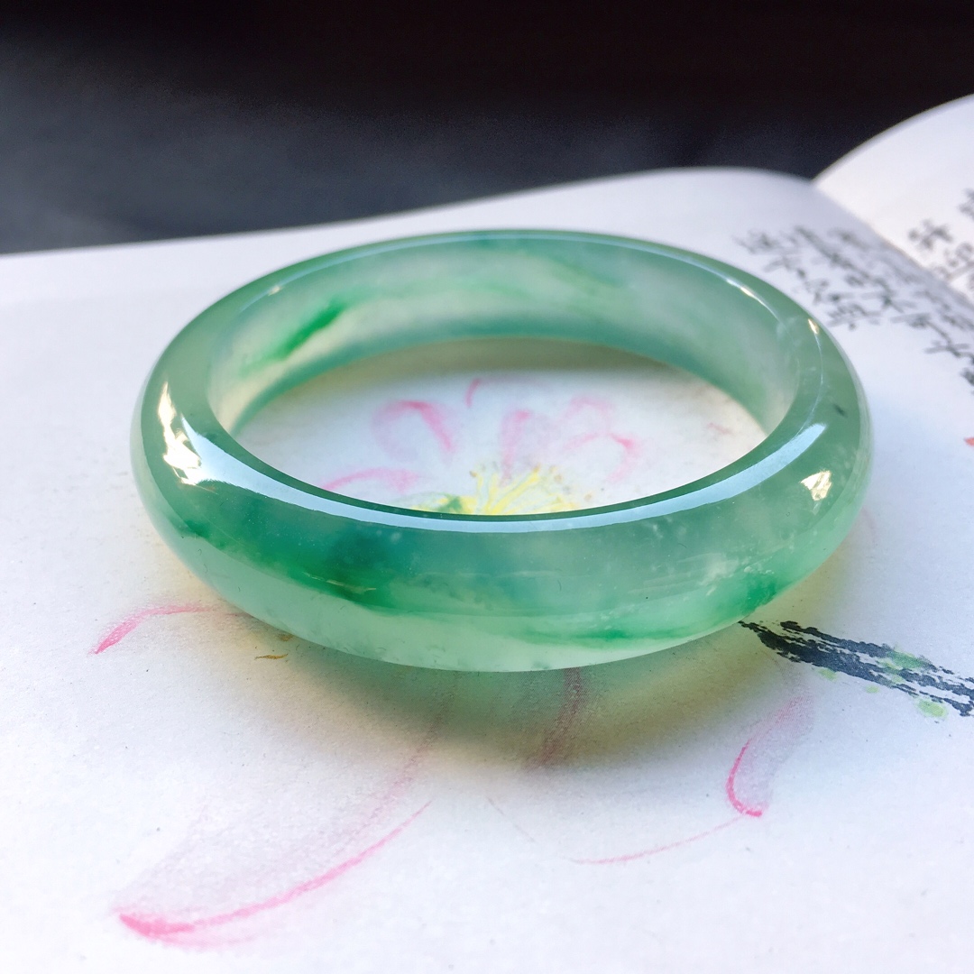 都说紫色的翡翠很少见，那么它和绿色翡翠哪一个更值钱呢？  第2张