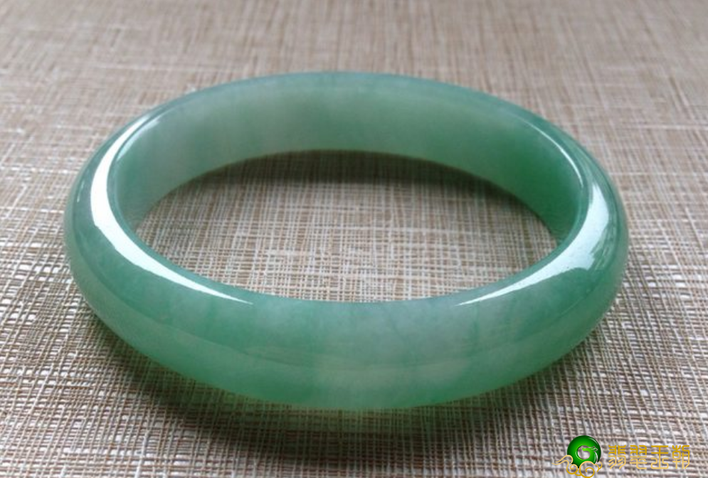 七彩云南翡翠客服关于满绿糯种翡翠手镯的价值 看完这篇文章你就明白了   第2张