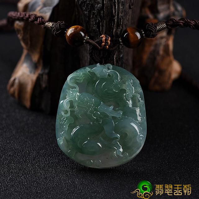 翡翠原石表皮干千姿百态的翡翠龙牌都代表什么寓意？   第4张