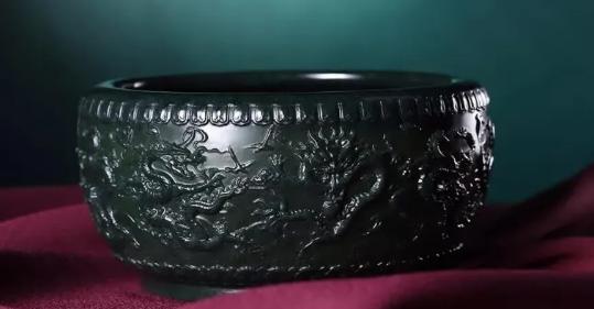 哪里可以给翡翠估价“脂份到羊脂”是对和田玉最好的评价  第3张