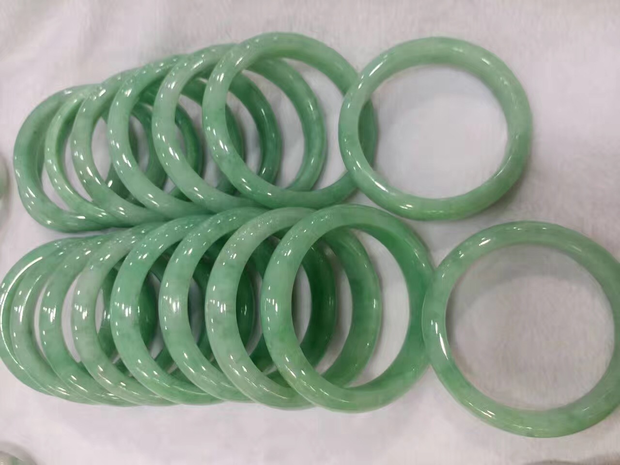 不同价格的翡翠玉手镯，差别竟然这样大！  第2张